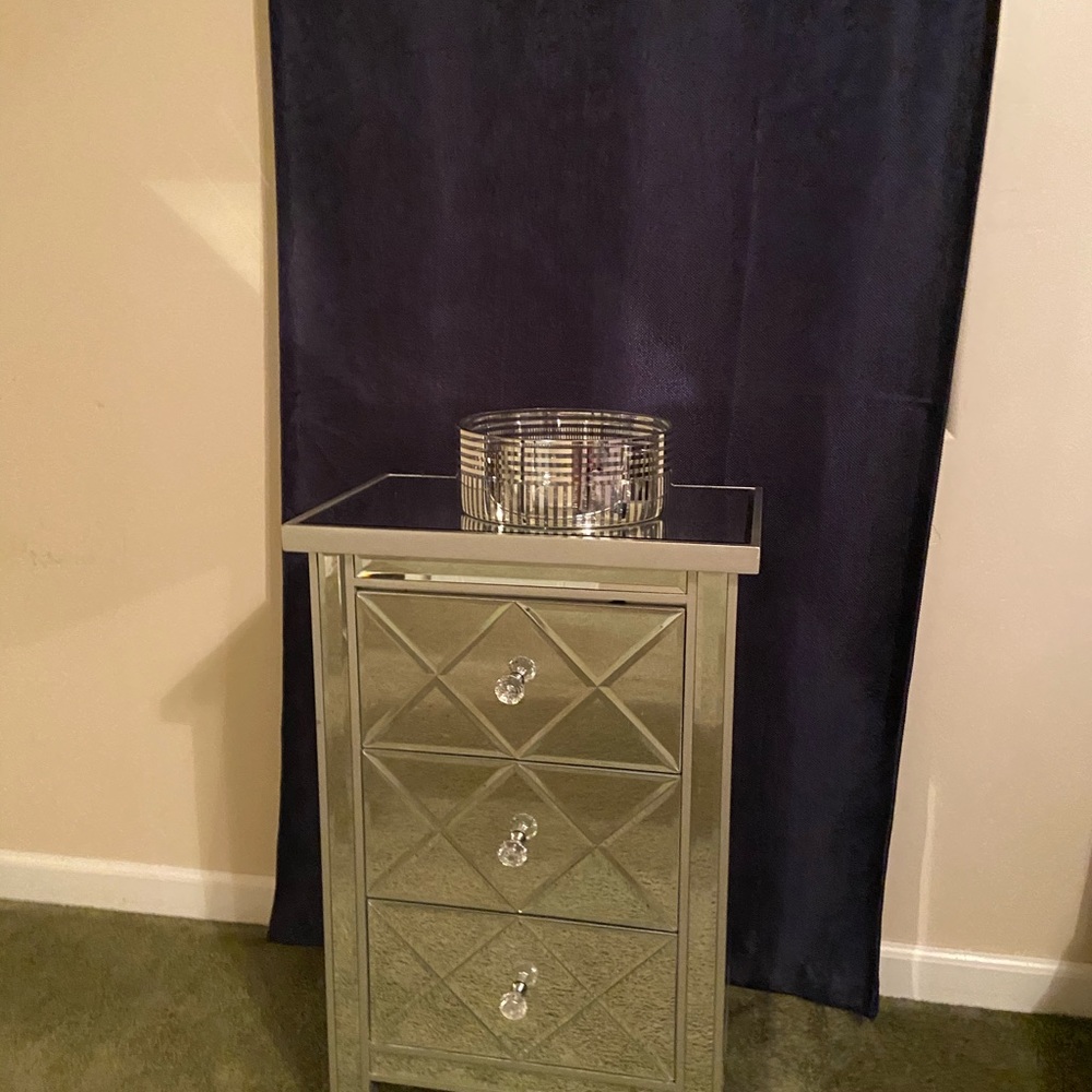 2 mirrored nightstands with 3 drawers